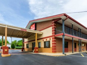 Econo Lodge Inn &amp; Suites I-35 at Shawnee Mission