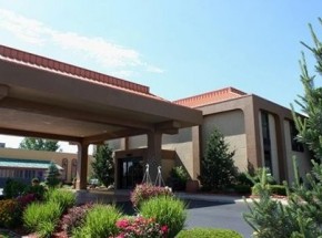 Clarion Inn &amp; Suites Airport