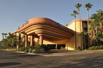 Embassy Suites Phoenix - Biltmore