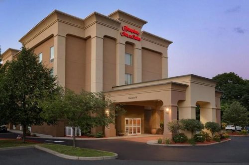 Hampton Inn &amp; Suites Greenfield