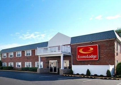 Econo Lodge Inn &amp; Suites Airport