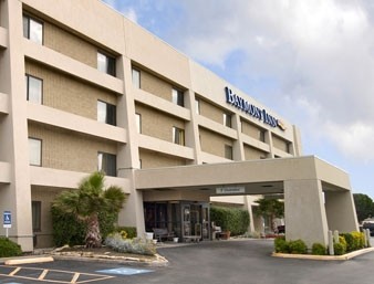 Baymont Inn &amp; Suites Arlington ar Six Flags Dr