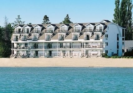 Quality Inn &amp; Suites Beachfront Mackinaw City