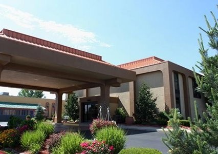Clarion Inn &amp; Suites Airport