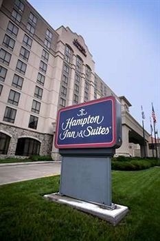 Hampton Inn &amp; Suites Kansas City-Country Club Plaza